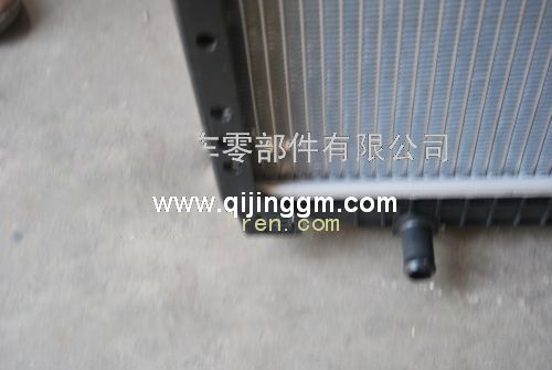 康明斯配件 东风康明斯发动机配件 东风车发动机配件 东风天龙雷诺340马力散热器 1301010-T13L0-01A